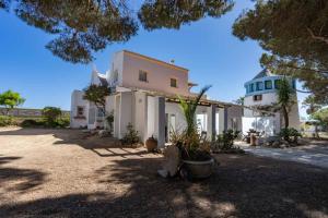 ein großes weißes Haus mit einem Baum davor in der Unterkunft Bem Parece by Umbral in Albufeira