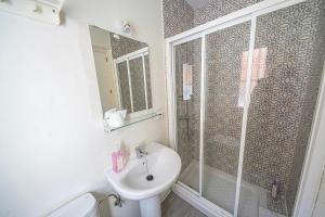 łazienka z prysznicem, toaletą i umywalką w obiekcie L'Boutique Tarifa ROOMS w mieście Tarifa