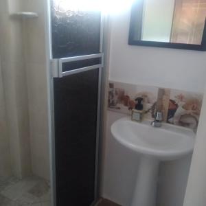 Baño pequeño con lavabo y espejo en Casa Hotel Castellón en Hispania