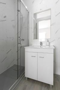 Et badeværelse på Rose Breeze Apartment