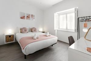 En eller flere senge i et værelse på Rose Breeze Apartment