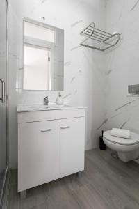 Et badeværelse på Rose Breeze Apartment