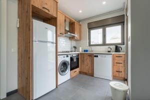 cocina con nevera, lavadora y secadora en Rose Residence - Trendy Apartments Near The Beach en Antalya