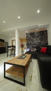 sala de estar con sofá y mesa en Diamond Apartment Piran FREE PARKING en Piran