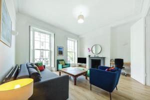 ein Wohnzimmer mit einem Sofa und einem Tisch in der Unterkunft Beautiful Flat in Westminster in London