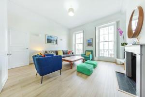 ein Wohnzimmer mit einem Sofa und einem Kamin in der Unterkunft Beautiful Flat in Westminster in London