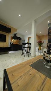 una sala de estar vacía con mesa y sillas en Diamond Apartment Piran FREE PARKING en Piran