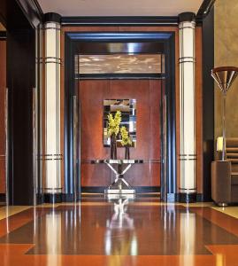 um lobby com uma mesa com uma planta sobre ele em The Chatwal, The Unbound Collection by Hyatt em Nova Iorque