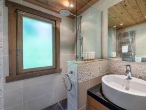ein Badezimmer mit Waschbecken und Fenster in der Unterkunft Chalet familial avec jacuzzi et salle de cinéma - FR-1-565-65 in Les Allues + 13 Fotos