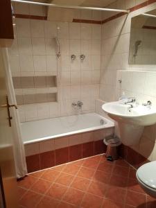 Helles und großzügiges Souterrain Appartement في التنماركت ام بونغاو: حمام مع حوض ومغسلة