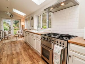 A kitchen or kitchenette at Windyways