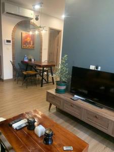 uma sala de estar com uma grande televisão de ecrã plano em Sky Oasis 2 Room 2wc Homestay Ecopark em Hanói