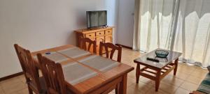 une salle à manger avec une table, des chaises et une télévision dans l'établissement LAGO AZUL 45, à Breña Baja
