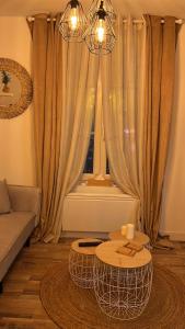 salon z kanapą i stołem przed oknem w obiekcie Appartement Centre-ville w mieście Crépy-en-Valois