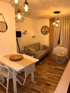salon ze stołem i kanapą w obiekcie Appartement Centre-ville w mieście Crépy-en-Valois