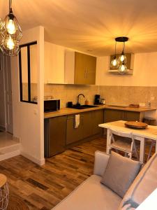 kuchnia z kanapą i stołem w obiekcie Appartement Centre-ville w mieście Crépy-en-Valois