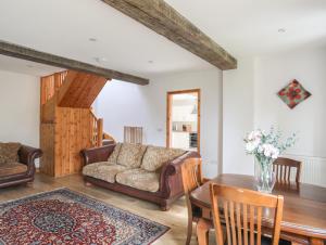 ein Wohnzimmer mit Sofa und Tisch in der Unterkunft Long Cottage in Beaumaris