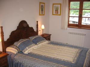 1 dormitorio con 1 cama con manta azul y blanca en Apartamento Nevados 24321, en Anciles