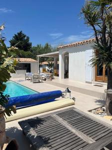 einen Hinterhof mit einem Pool und einem Haus in der Unterkunft Villa Kitty Cat - 6 Pers. Piscine in Cassis