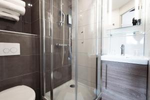 Ванная комната в KYRIAD DIRECT ORLEANS NORD - Cap Saran