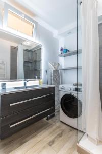 łazienka z umywalką i pralką w obiekcie Superbe appartement avec terrasse sur les toits w mieście Manosque