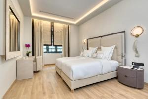 Posteľ alebo postele v izbe v ubytovaní Grand Hotel Kalamata