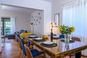 een woonkamer met een tafel en een eetkamer bij House Fran in Barban