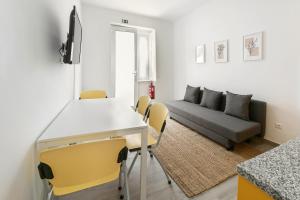 a living room with a table and a couch at Refúgio da Nazaré in Nazaré