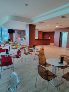 een wachtruimte met tafels en stoelen in een gebouw bij Apartment Cecovic - Mellain in Tuzla