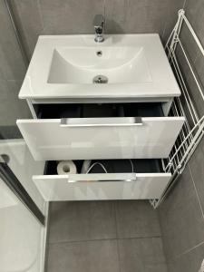 カシにあるAu coeur de CASSISの白い洗面台とトイレのあるバスルーム