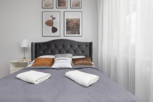 um quarto com uma cama com duas almofadas em Comfy & Trendy Studio Apartment Warsaw Wola by Renters em Varsóvia