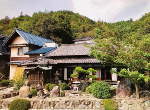 Tamano的住宿－虎所里特旅館，前面有花园的房子