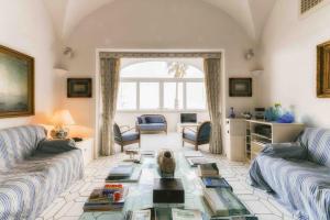 uma sala de estar com dois sofás e uma mesa em Casa Franca appartamento vista mare em Capri