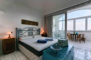 una camera con un letto e una grande finestra di Casa Franca appartamento vista mare a Capri