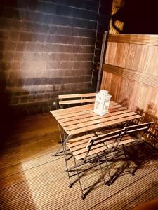 einen Picknicktisch mit einem Buch darüber in der Unterkunft Gästehaus zum Alten Feilenhauer in Remscheid