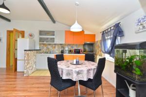 cocina y comedor con mesa y sillas en Apartment Sasa 1113, en Fažana