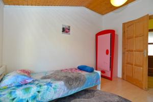 1 dormitorio con 1 cama y puerta roja en Apartment Sasa 1113, en Fažana