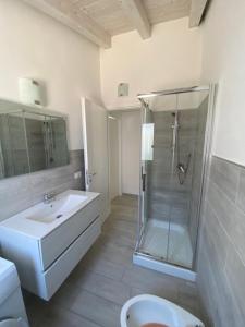 La salle de bains est pourvue d'une douche, d'un lavabo et de toilettes. dans l'établissement Villetta 6 La Caletta, à La Caletta