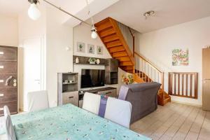 a kitchen and dining room with a table and chairs at Casa Kurama in Follonica
