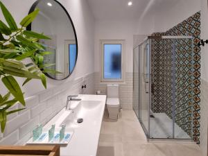 een badkamer met een wastafel, een douche en een spiegel bij Magallanes - Iberorent Apartments in San Sebastian