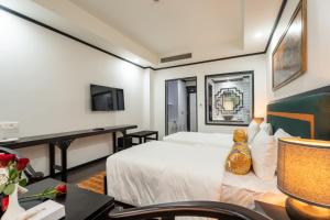 um quarto de hotel com uma cama e uma secretária em Hotel Lo Mustang em Kathmandu