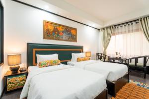 um quarto com 2 camas e uma mesa em Hotel Lo Mustang em Kathmandu