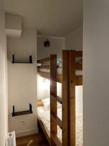 Двох'ярусне ліжко або двоярусні ліжка в номері Appartement Classé 3 étoiles Très bien situé