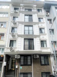 biały budynek z oknami i balkonami w obiekcie Super value w Stambule