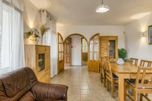 sala de estar y comedor con mesa y sillas en Casa Elena en Sant Pere Pescador