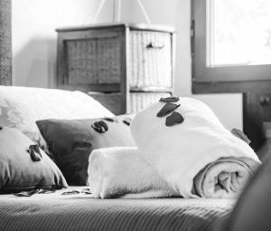Una foto en blanco y negro de toallas en una cama en El Naturalista - Los sitios de aravalle, en Casas del Abad