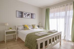 ein Schlafzimmer mit einem Bett und einem großen Fenster in der Unterkunft Alojamiento Amor Amarillo in El Bolsón