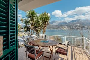 d'une table et de chaises sur un balcon avec vue sur l'eau. dans l'établissement Detached Villa with stunning views in Njivice, Montenegro, à Njivice