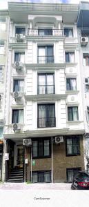 un grand bâtiment blanc avec un escalier devant lui dans l'établissement Super value, à Istanbul
