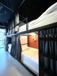 Postel nebo postele na pokoji v ubytování New Warm Light Hostel